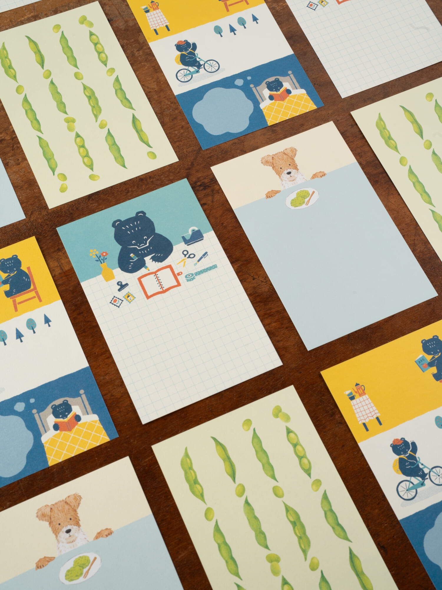 「ポケットメモ」そのままでも、穴をあけてシステム手帳（M6）のリフィルとしても使用できるメモと、ミニクリアファイルのセット。Mokujiさんとイチハラマコさんの新柄が登場です。