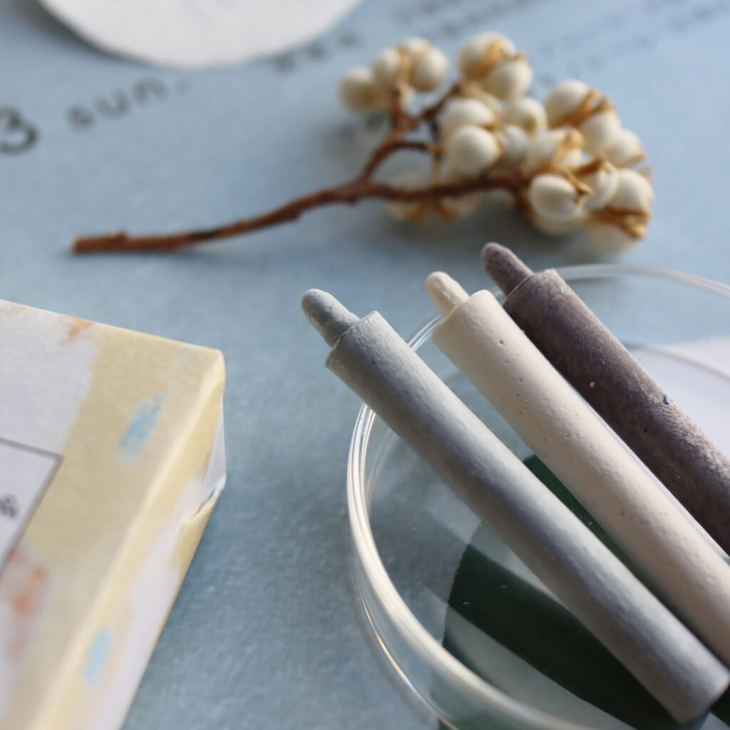 「HAZE-CRAYON」和ろうそくの原料「櫨」と、色とりどりの顔料でできたクレヨンです。ふわりとした色合いが特徴のやさしい書き味です。