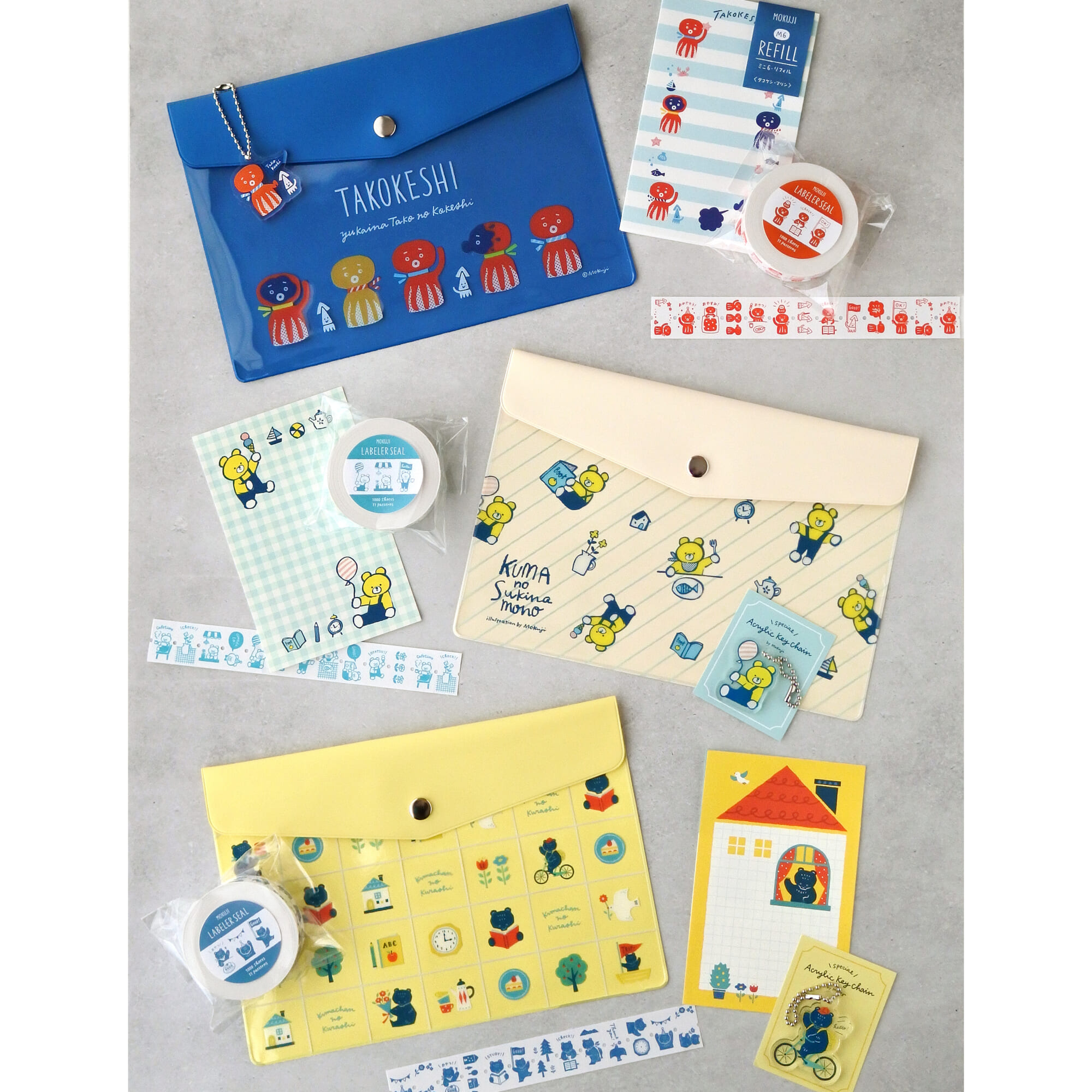 数量限定のスペシャルアイテム「フラットポーチ文具セット」は3種類。ラベラーシール、リフィル、チャーム等を特製ポーチに詰め込みました！
