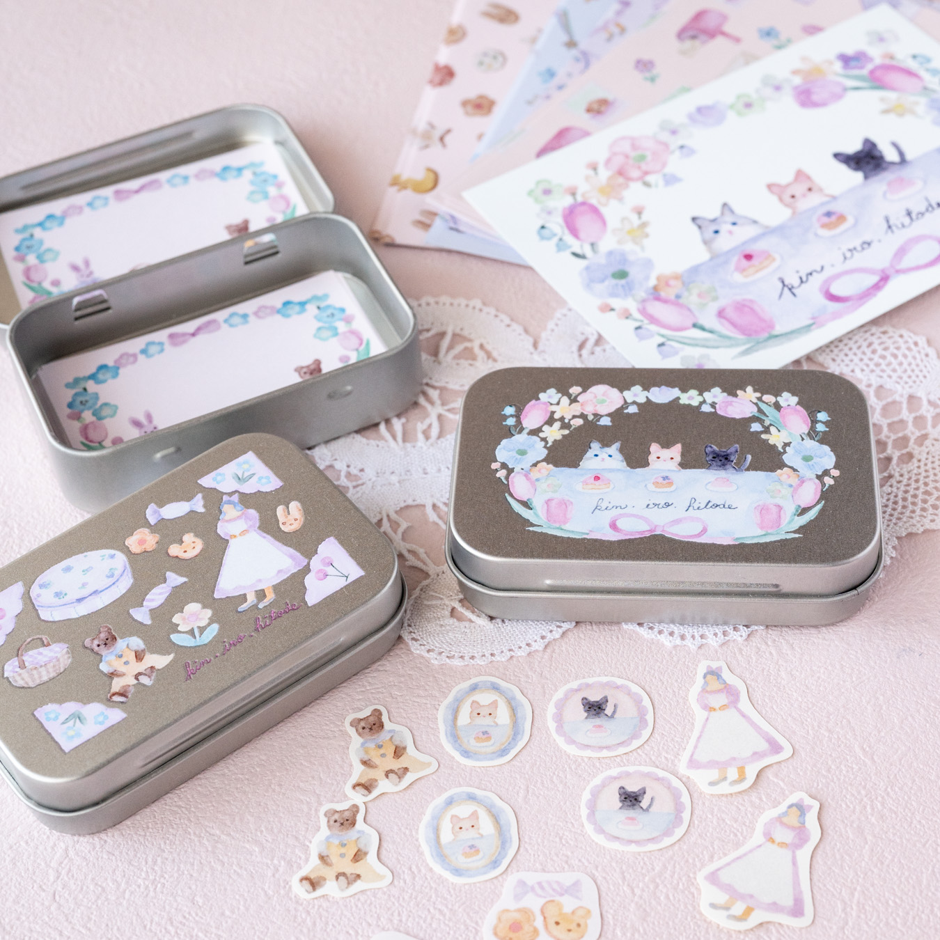 ミニ缶付きペーパーセット。ミニカードやフレークシール、デザインペーパーなどたっぷり入っています