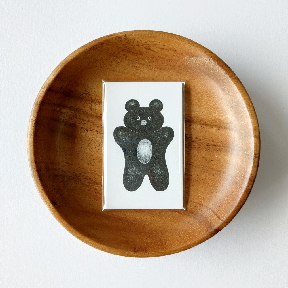 「メッセージカードくまみ」謎の強さを感じると言われていた過去作くまみをカードにしました。名刺サイズで目力ソフトです。