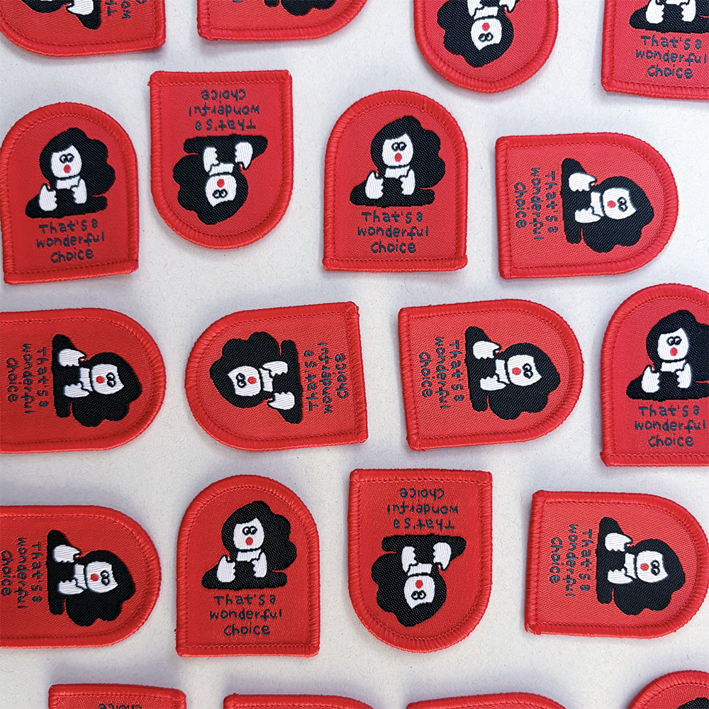 「ワッペンシール」「良いチョイスだね！な女の子」のイラストがワッペンになりました。一般的なシールになっています！