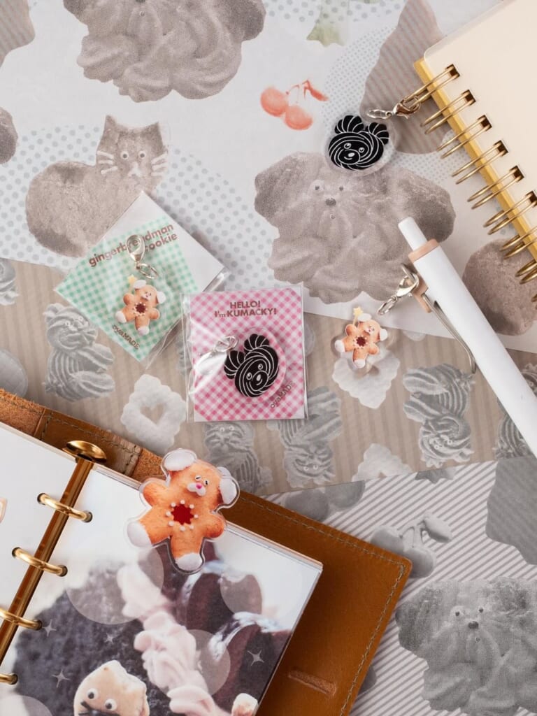 「アクリルチャーム」ミニサイズなので、ペンやノートのリング部分につけるのにぴったり。「クマッキー」と、ジンジャーブレッドクッキーの「妖精さん」の2種。＊おひとり様1柄1点まで