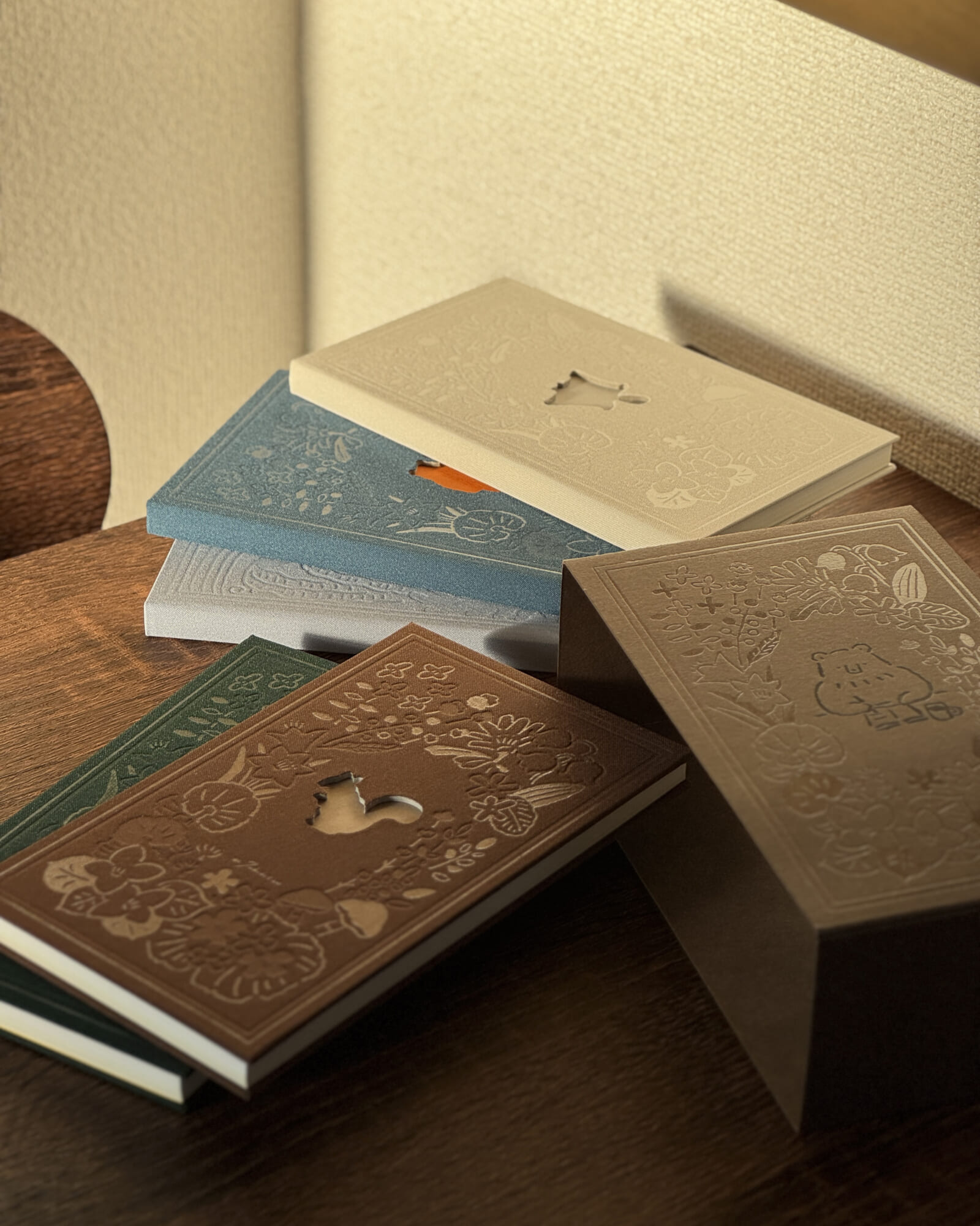 高旗将雄さんとのコラボ商品「北海道の窓」シリーズ。今やboocoの鉄板となりましたが、布クロス×箔押し×型抜きの豪華装丁が人気のアイテム！