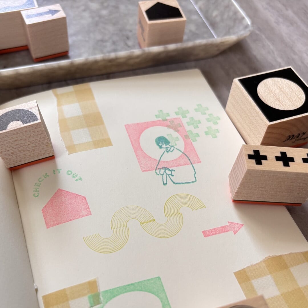 窓付きのラベルのようなスタンプや、半円、矢印などの基本図形のスタンプを手帳デコのアクセントに。