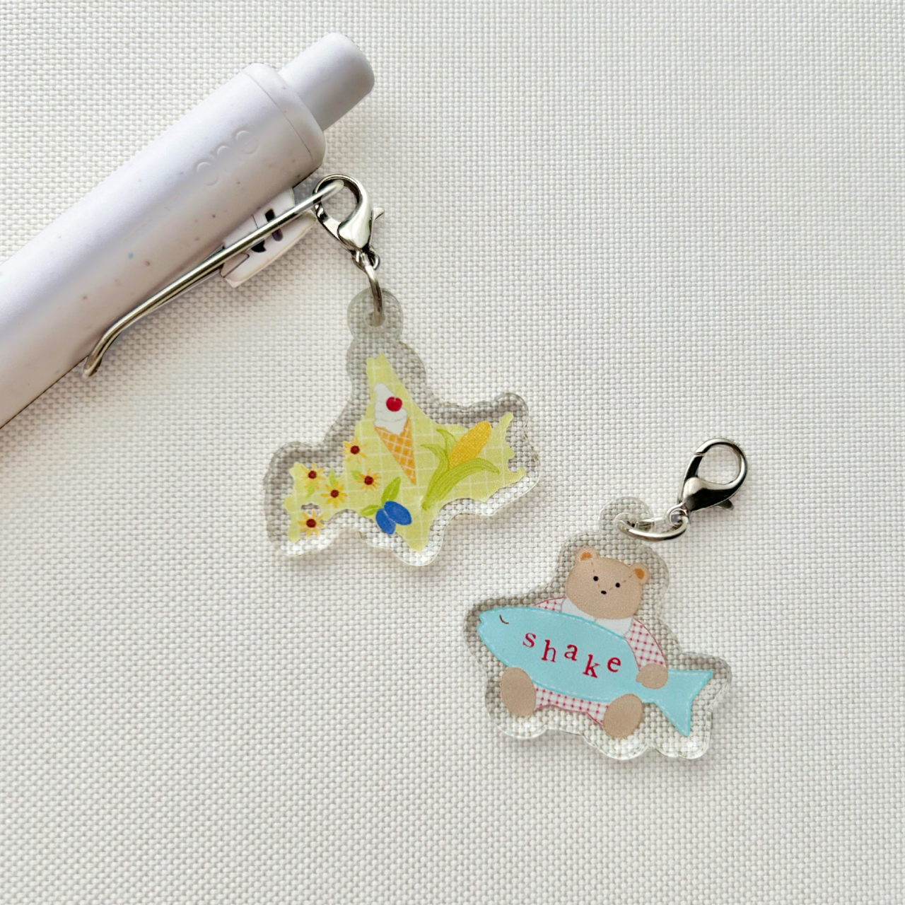 「My loved Hokkaido」北海道出展限定のアクリルチャームです。