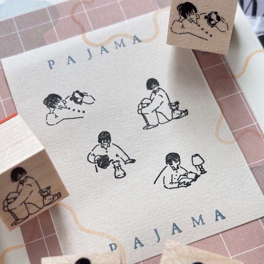 パジャマ姿のふみこさんをスタンプにも。毎日のお供に。