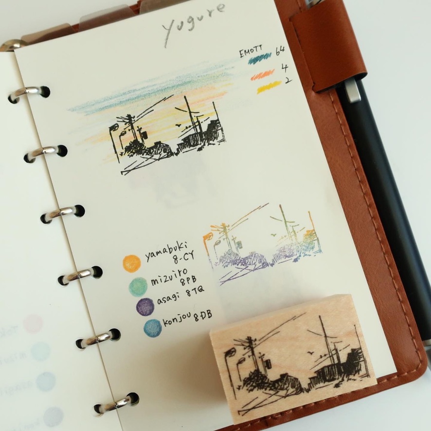 風景のスタンプは手書きの風合いを残したもの。空を自分で着色する楽しみも。