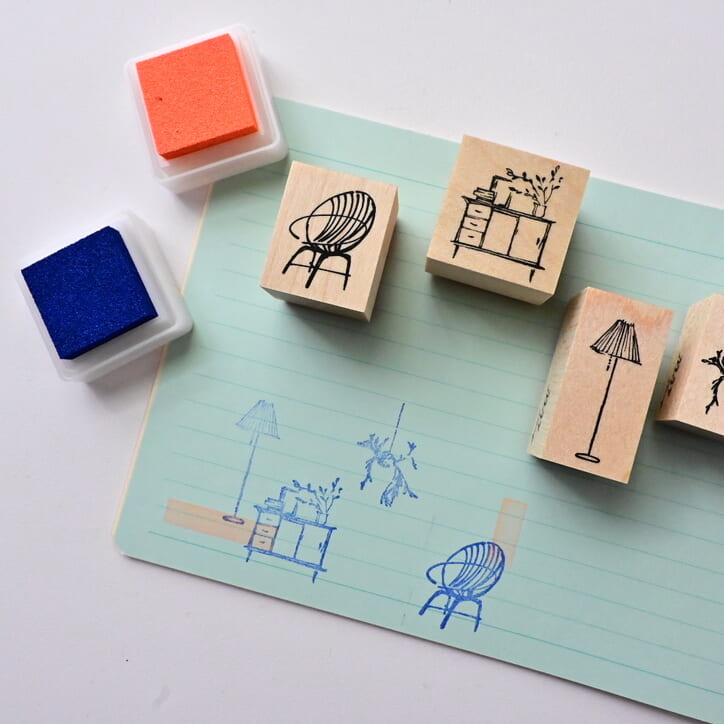 インテリアのスタンプで、紙の上に自分だけのお部屋が出現。