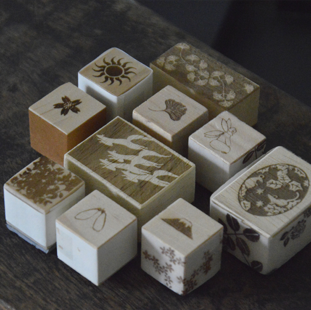 自然や妖精、日本をテーマにしたデザインのスタンプを、すべて私自身がデザインから制作まで手がけています。