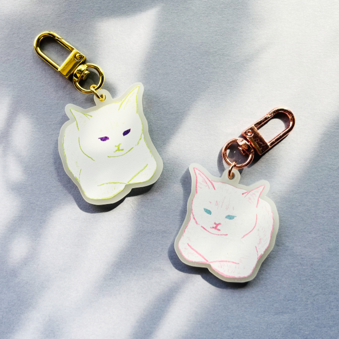 「蓄光仕様の私を見つけてキーチャーム」明るいところで光エネルギーを吸収し、暗いところでほのかに光ります。