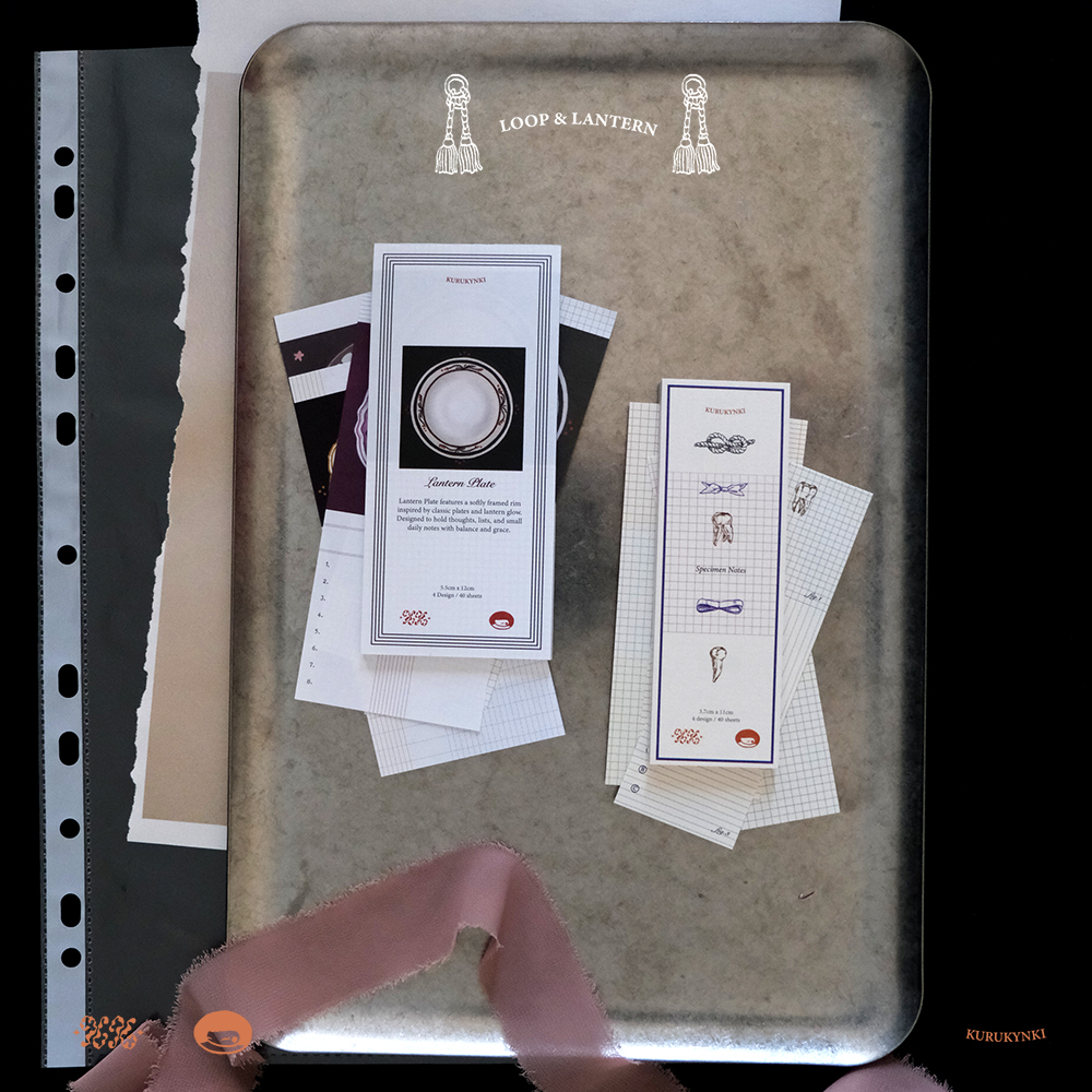 「Memo pad」クラシックなプレートを思わせるやわらかなフレームの縁取りと、小さなアーカイブの断片を取り入れています。