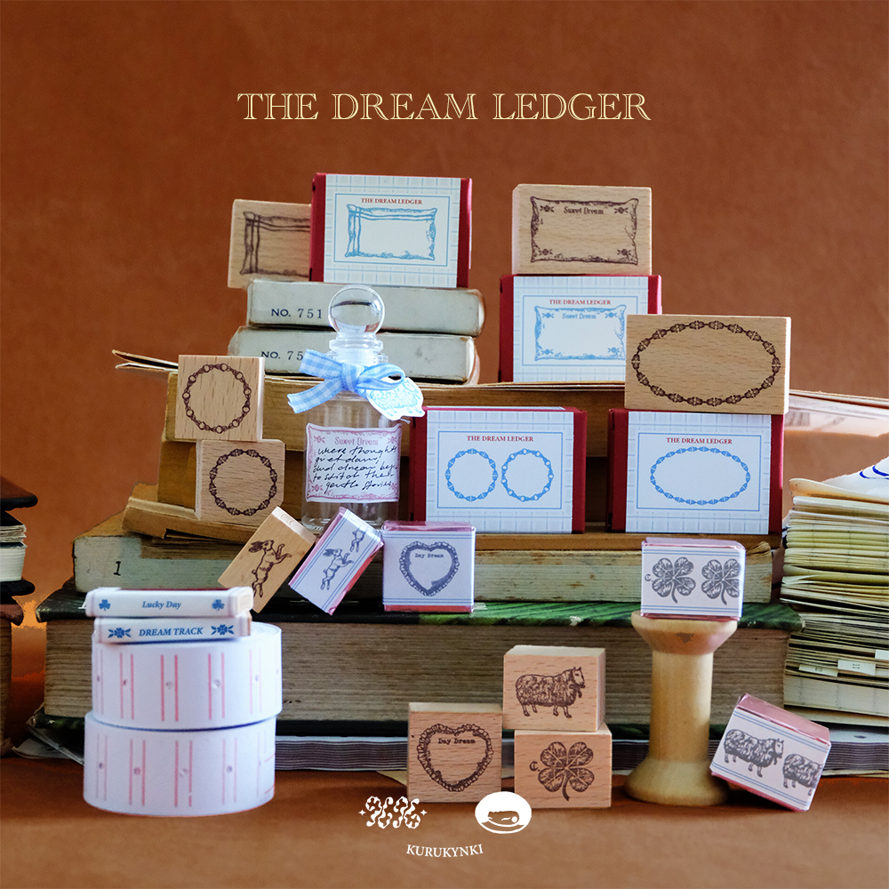 「The Dream Ledger」夢と大切なかけらを集めた、遊び心のあるコレクション。愛らしいクッションを思わせるやわらかなディテールを添えています。