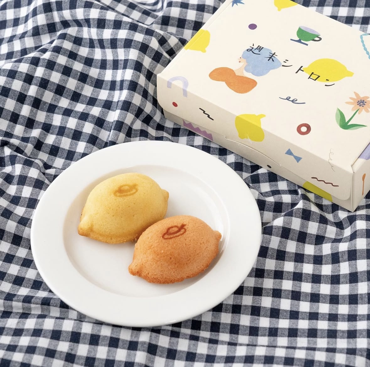 「サマーシトロン」甘酸っぱいレモンカードを入れたさっぱり味のサマーシトロン。クランベリーの入ったいちごソース入りの「いちご味」もお持ちします！