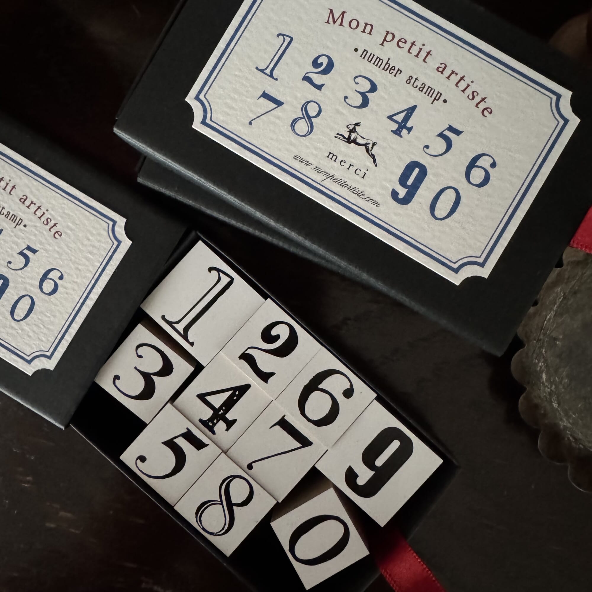 「Mon petit numéro set」パリの数字のスタンプセット。Parisの看板やフレームのスタンプと組み合わせて使うとパリっぽさアップです。