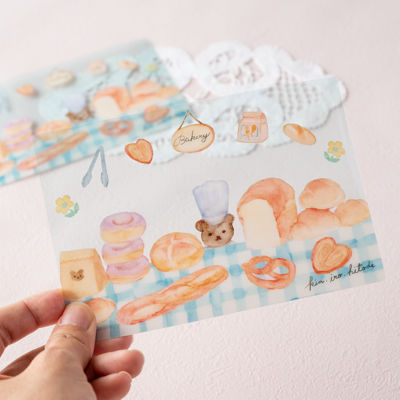 「したじき」くまのパン屋さんをテーマに、描きおろしました。つやつや透明のクリアカード（下敷き）です。