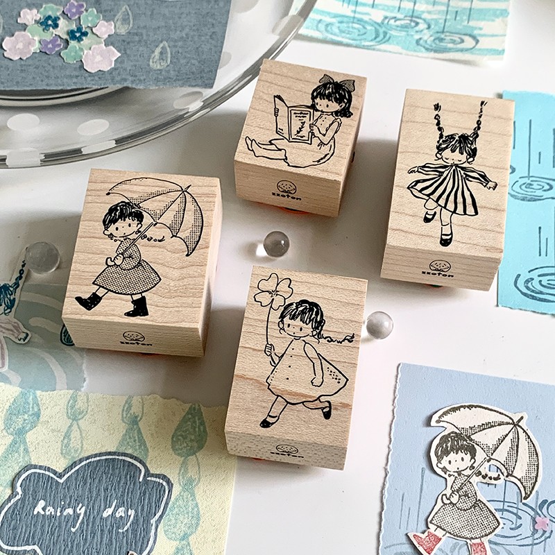 「卓ちゃん　木製スタンプ」女の子のさまざまなシーンが切り取られたスタンプです。