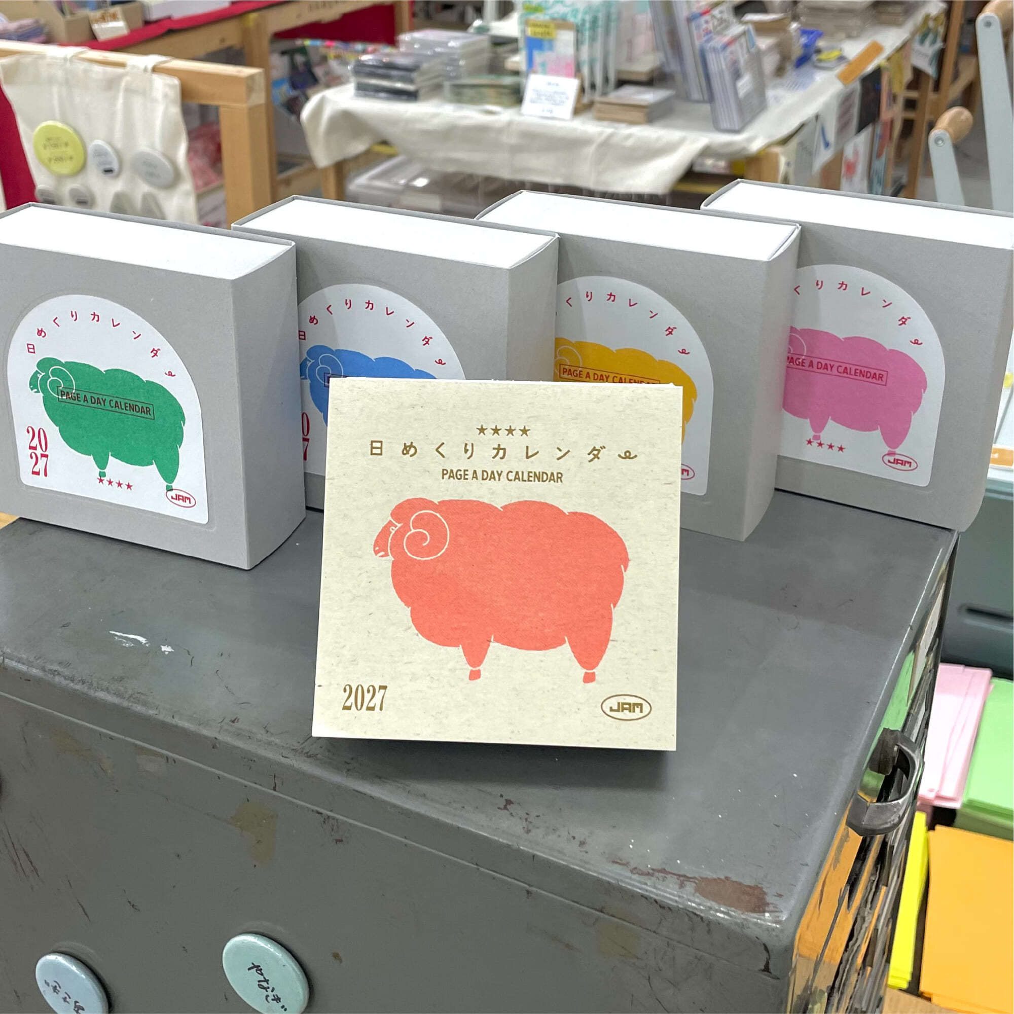 「日めくりカレンダー2027」紙博先行販売！365名によるレトロ印刷の2色刷りカレンダー。