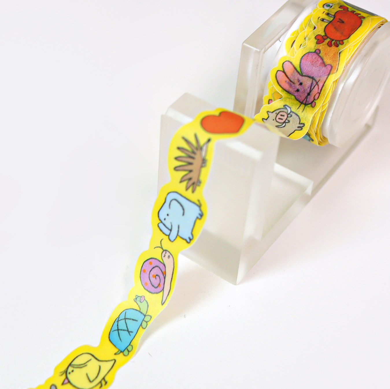 「Animal Masking Tape」愛らしくて無邪気な動物の仲間たちがいっぱいに描かれた、眺めているだけで愛があふれるマスキングテープです。