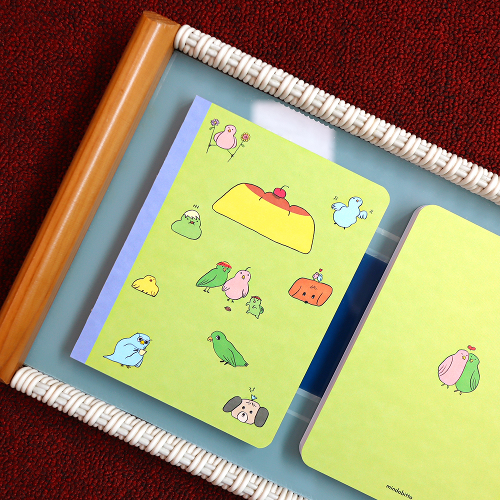 「Parrot Note」甘いデザートと愛がいっぱいの、かわいいオウムが描かれたノートです。自由奔放なオウムの性格に合わせて、中面は無地になっています。