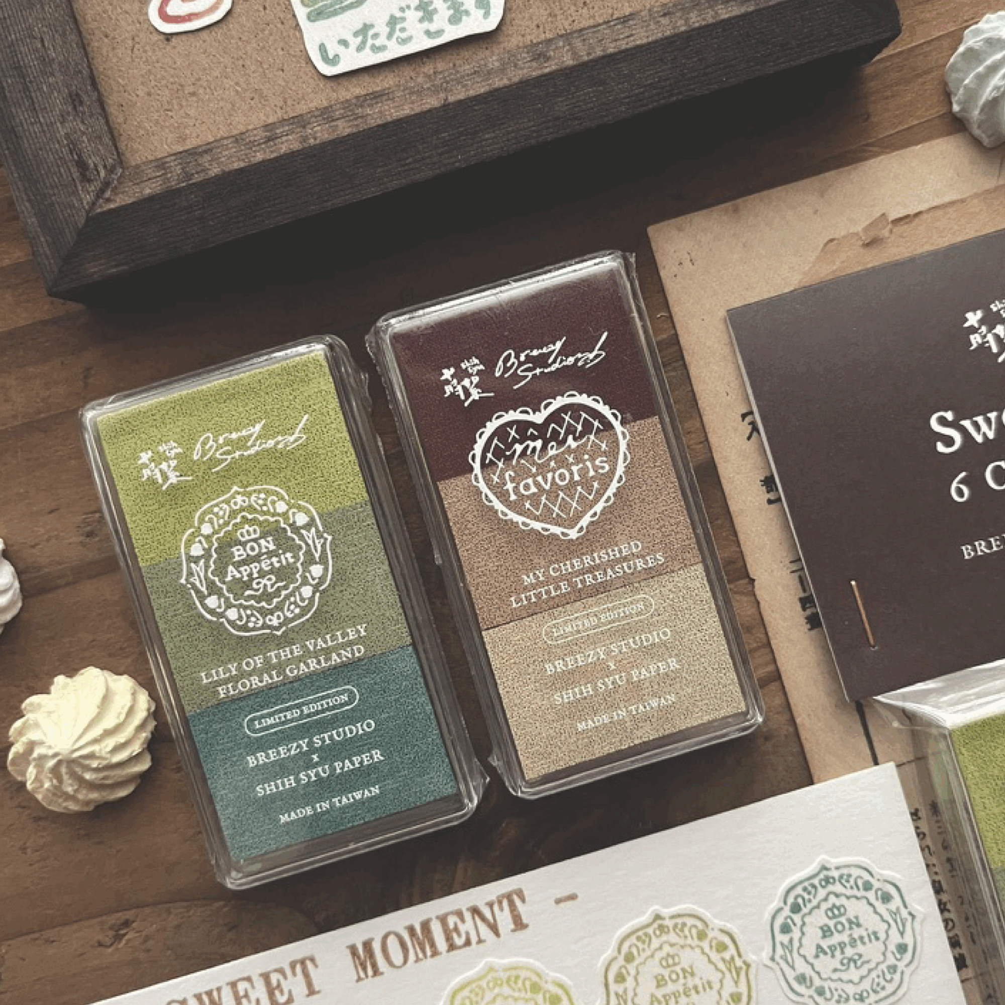 「Sweet Momentインクパッドセット」毎号、期間限定カラーを発売します。自分好みでなかなか手に入らない特別な色を作り、限定パッケージと試し塗りカードをセットにしています。