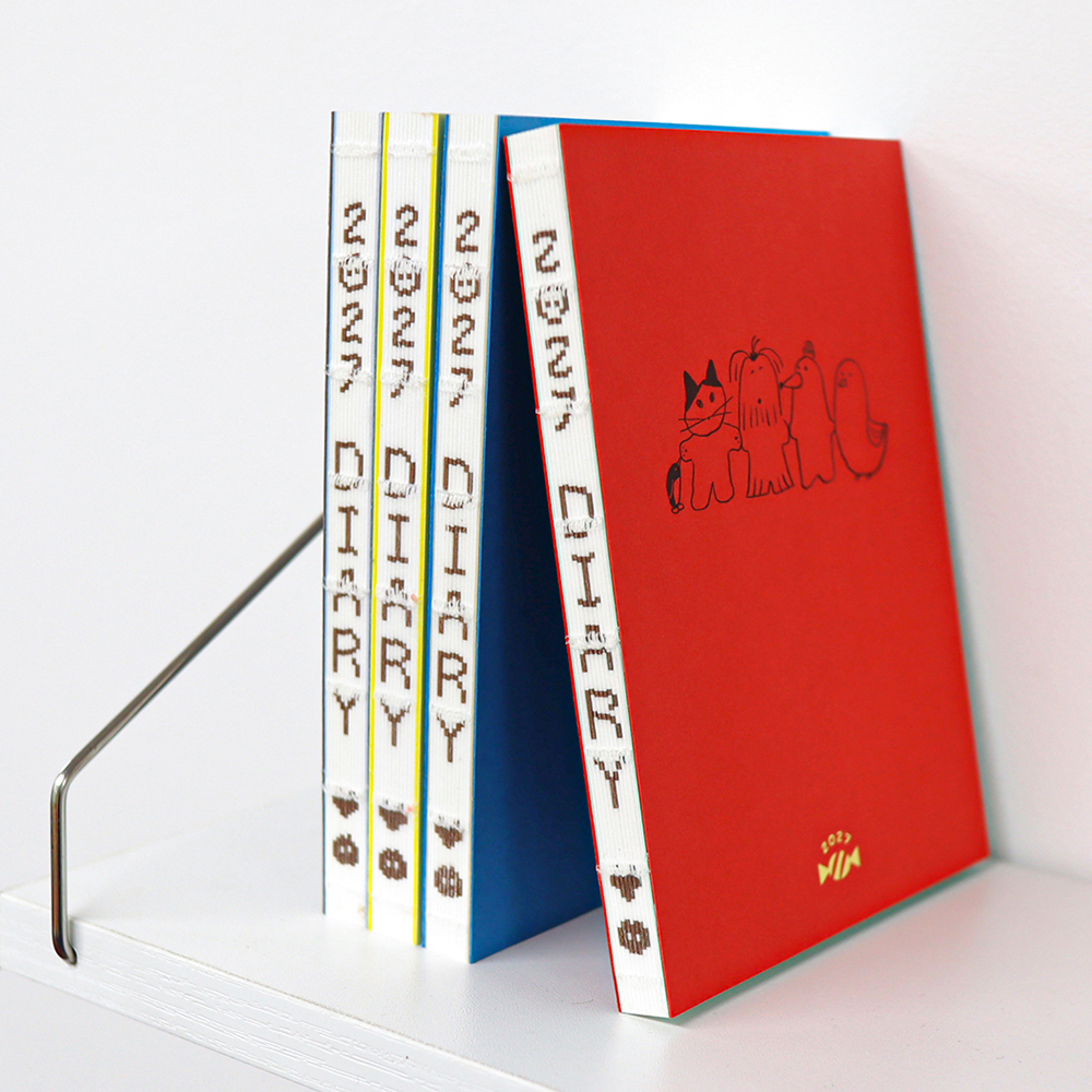 「2027Diary」2027年の日付入りダイアリーです。シンプルなデザインの中に、思わず笑顔になる可愛らしいディテールがちりばめられています。背表紙にあしらわれた文字も魅力のひとつです。