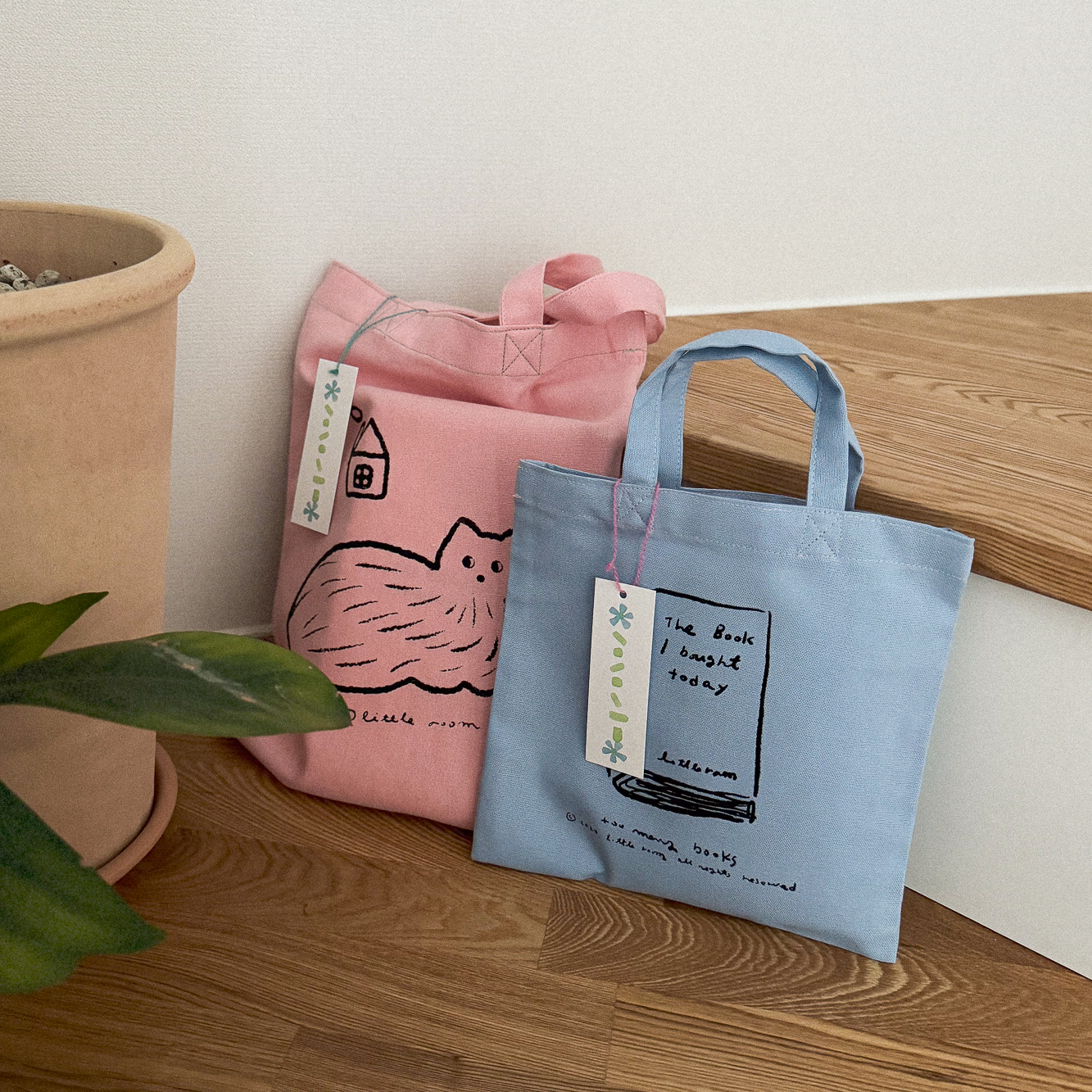 「little room mini tote bag」 A cute mini tote bag in lovely colors, perfect for carrying with you anywhere.（どこへでも持って行きたくなる、愛らしいカラーのキュートなミニトートバッグ）