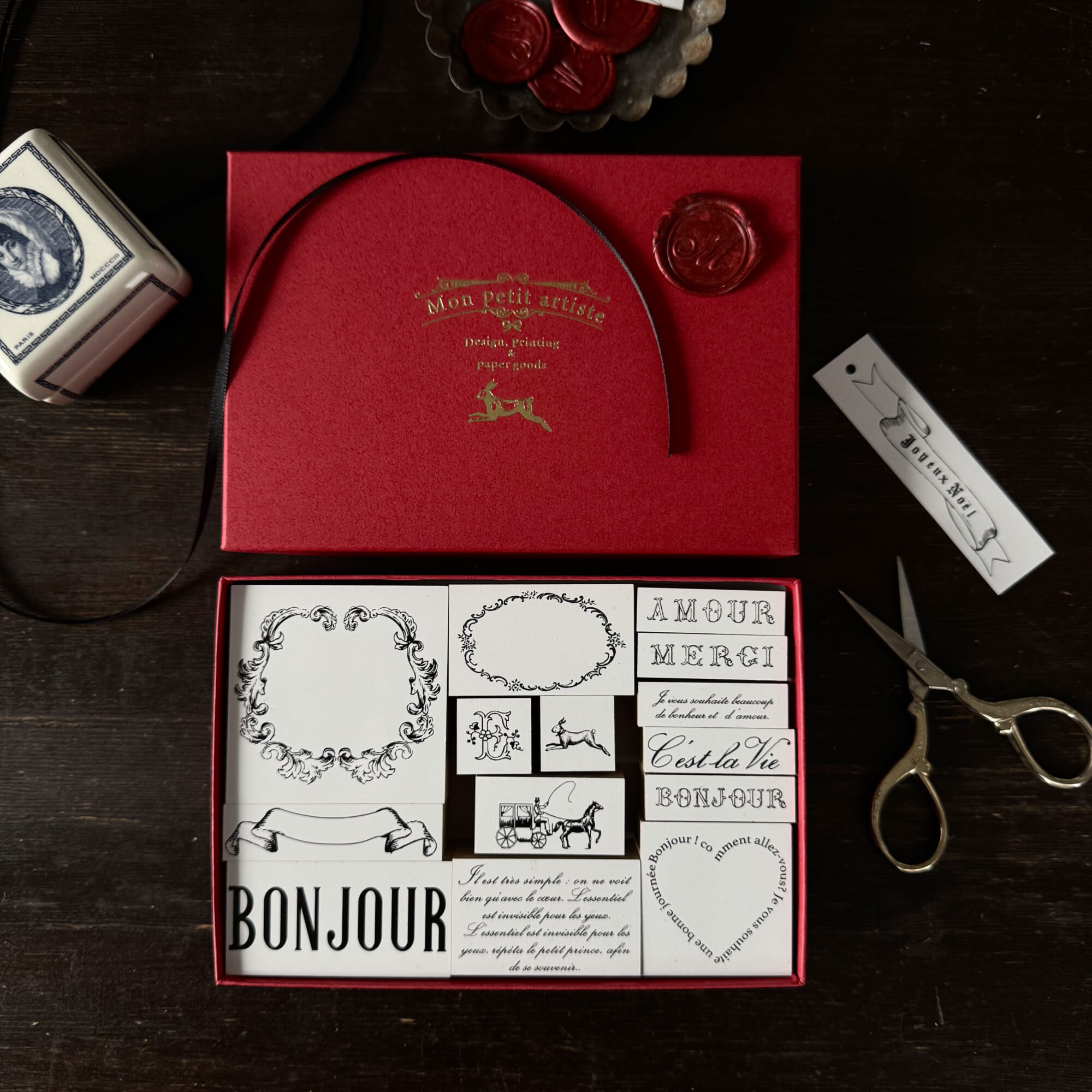 「オリジナルBox」Mon petit artisteのカード類やスタンプが収まるサイズ。Parisの赤をイメージしたしっかりとした貼り箱です。