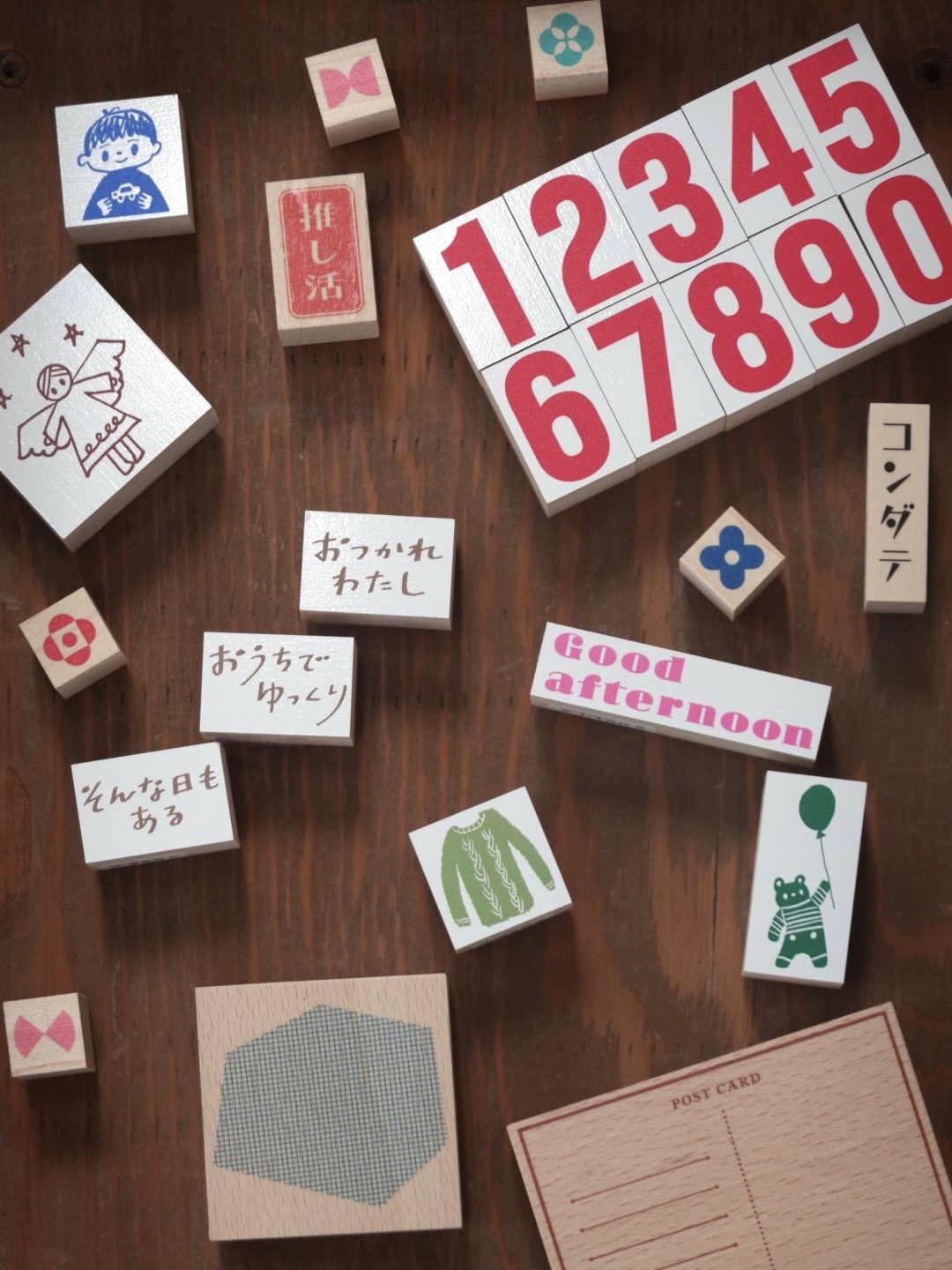 「スタンプ」手帳の記録に特化した”スタンプを作り続ける、鳥の葉工房さん。組み合わせや色使いを工夫すれば、ページの印象は自由自在。