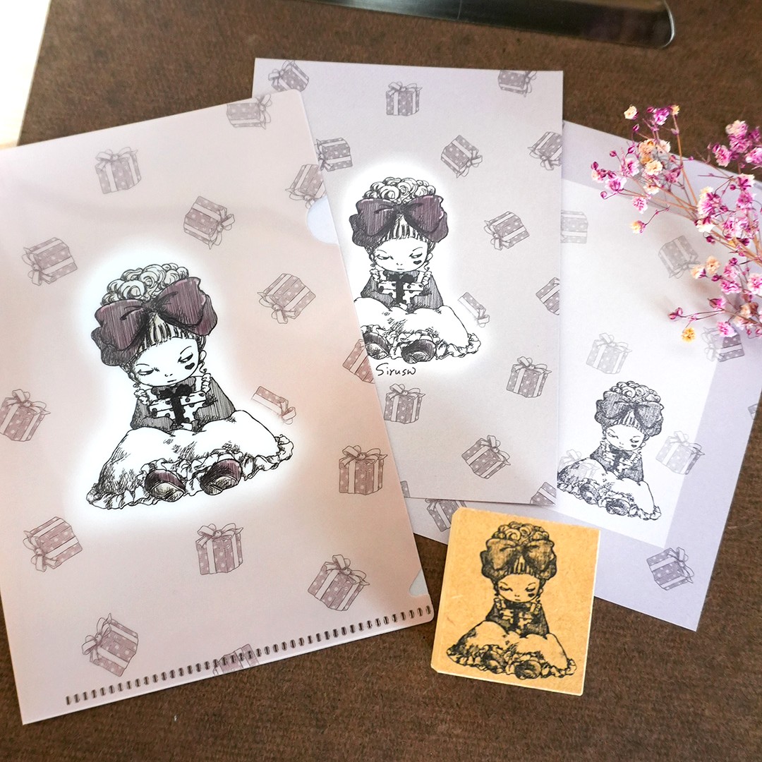 新作スタンプ「Birthday」紙博 in 京都で先行発売します。そして、A6サイズクリアファイル、B7メモリフィルが出来上がりました。裏にスタンプを押して使っていただくとなお可愛いです。