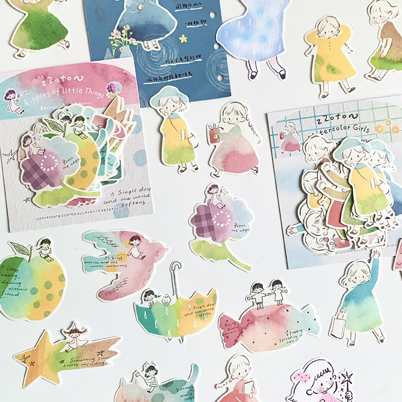 「卓ちゃん　ステッカーパック すいさいこもの／すいさいガール」1 パックに全 8 種の絵柄入り、各絵柄 3 枚ずつです。ぼかしワンピースの少女やミニ線画キャラが描かれ、どんなコラージュにも馴染む、物語性溢れる柔らかなデザインです。