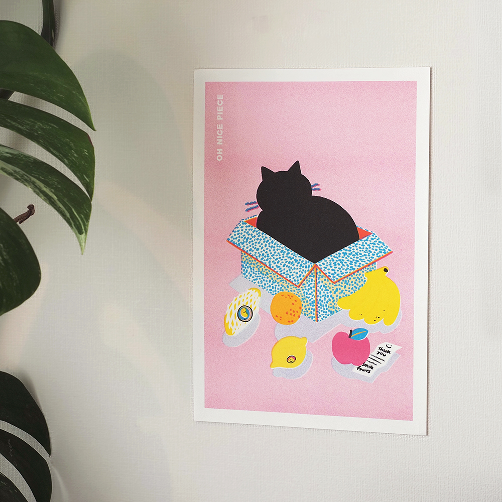リソグラフプリント「Box Lover」果物の箱が家に届くと、いつの間にか猫のものに。箱が大好きな猫の日常を描いた、oh nice pieceの代表作です。