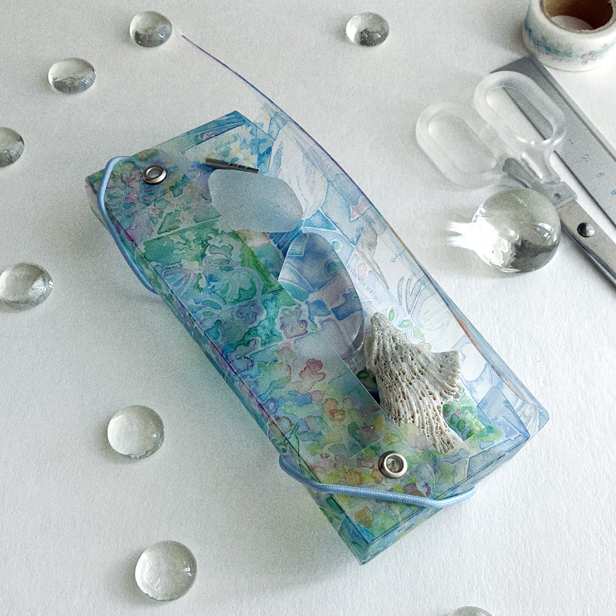 新作「水中ペンケース」文房具が水中にいるように見えるペンケースです。宝物入れにも。