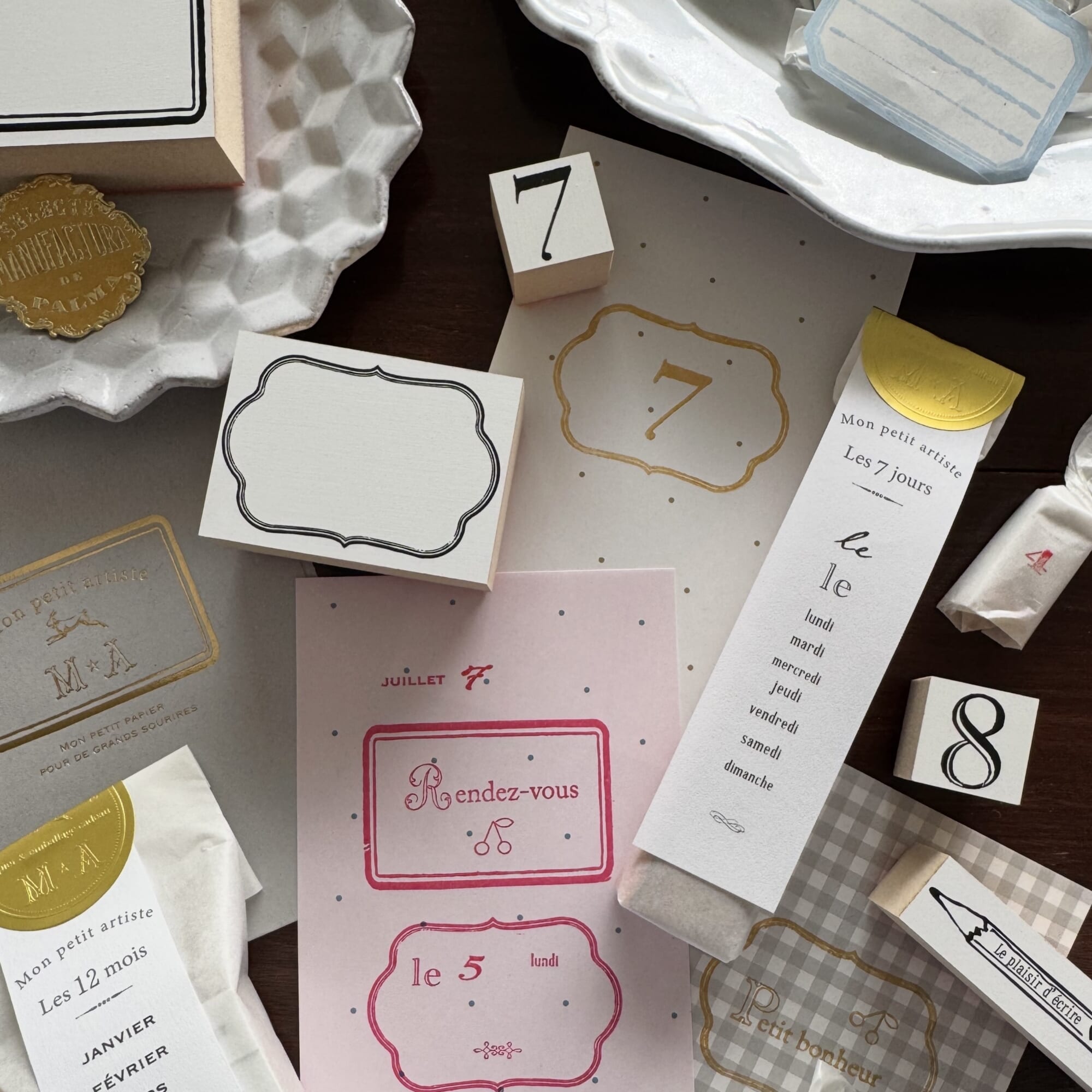 手帳時間をもっと楽しんでいただくための新シリーズPetite collection d’agendas。M6サイズのミニメモ、フレームスタンプ、フランス語の曜日や月のミニスタンプ消印デザイン。