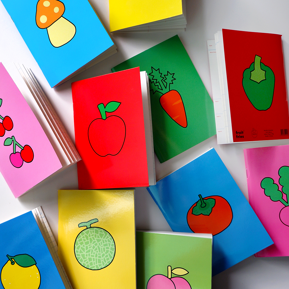 「Fresh Pick Days」 かわいい果物と野菜のイラストが描かれた月間スケジューラー（1か月分）。