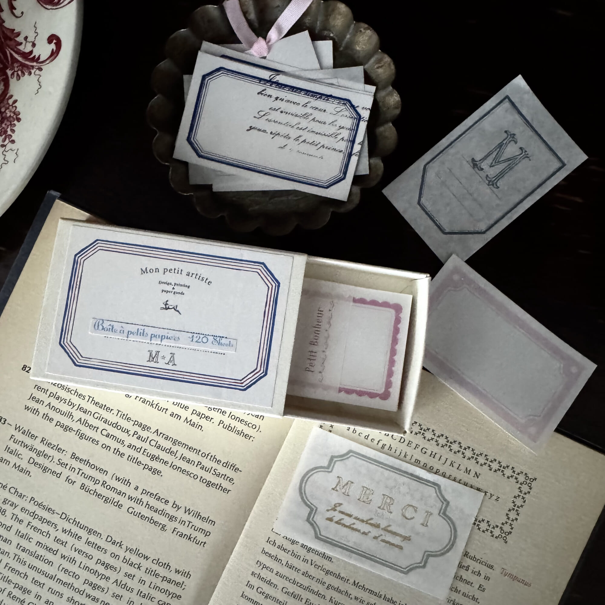 「Boîte à petits papiers」小さなラベル風の紙をそっと詰めた、紙もの好きのための小箱。スタンプと組み合わせれば、タグやコラージュ、手紙のワンポイントに。