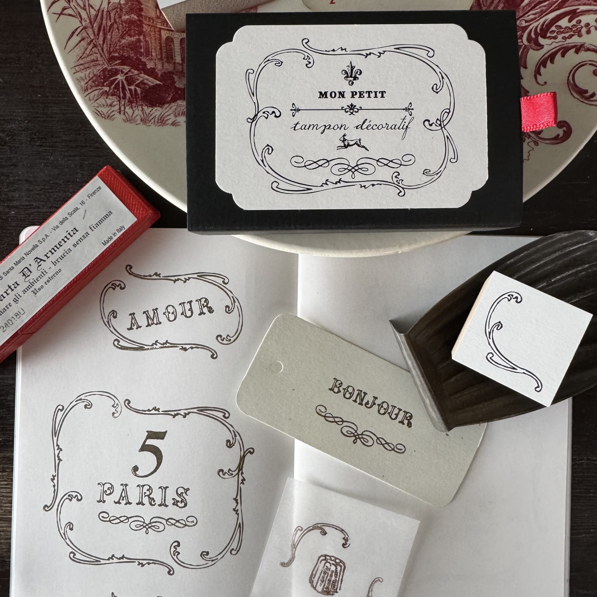 「Mon petit tampon décoratif」今までのモンプチスタンプと組み合わせて使っていただけるスタンプセット。クラシックな装飾模様を使いやすいシンプルなスタンプに