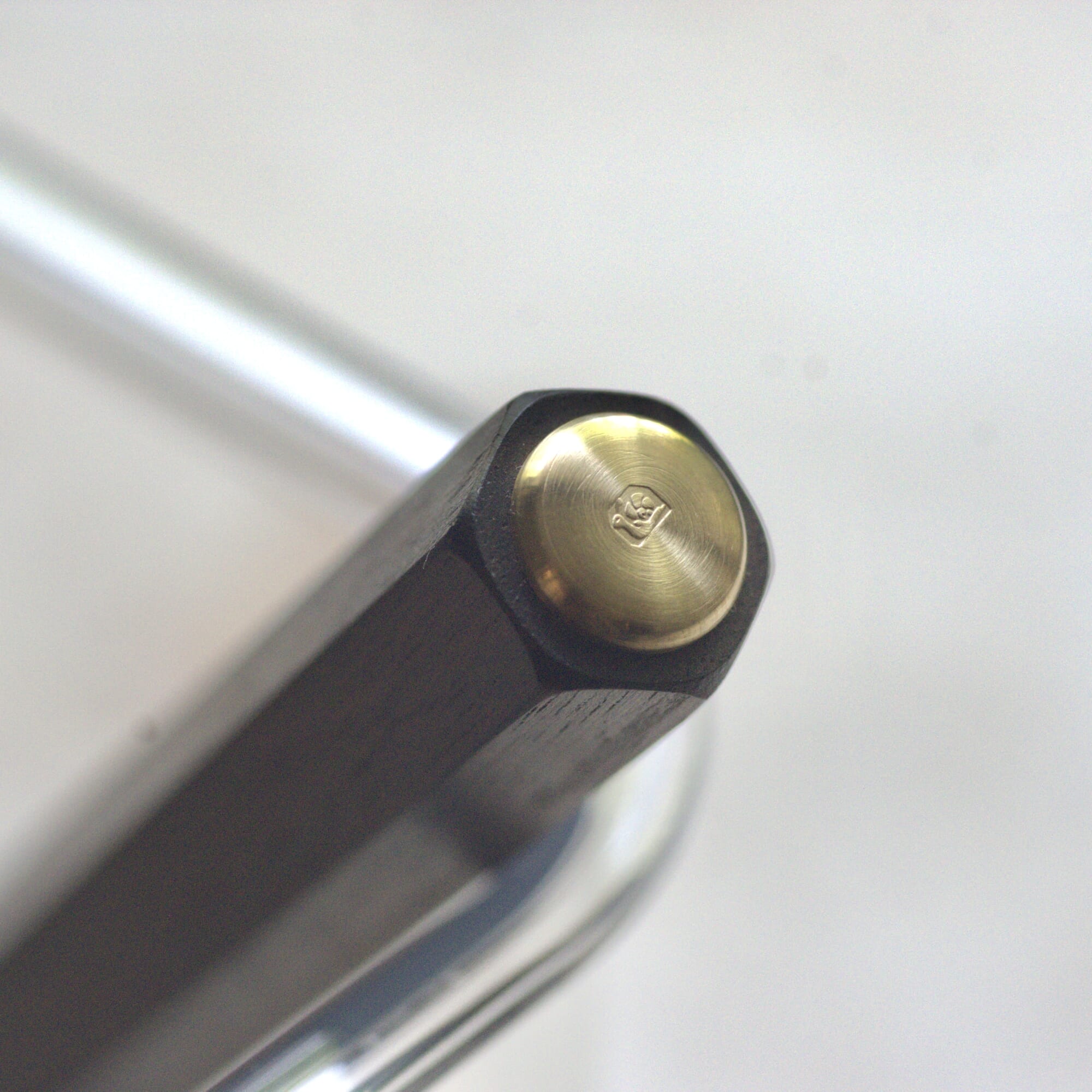 「六角ニブホルダー」縞黒檀このニブホルダーには、密度が高く緻密な木肌を持つ「縞黒檀」を使用しています。指にすっきりと沿う伝統的な六角軸のシンプルなフォルムは安定感があり、長時間の筆記でも自然な握り心地を保ちます。後部には、PAPYRUSのペンブランドロゴであるカタツムリを刻印した真鍮パーツを配置しています。