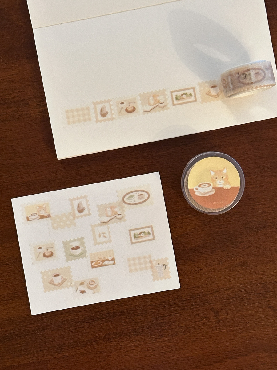 「一杯のコーヒー 切手型マスキングテープ」 ゆったりと一杯のコーヒーを楽しむひとときを描いた切手型のマスキングテープ