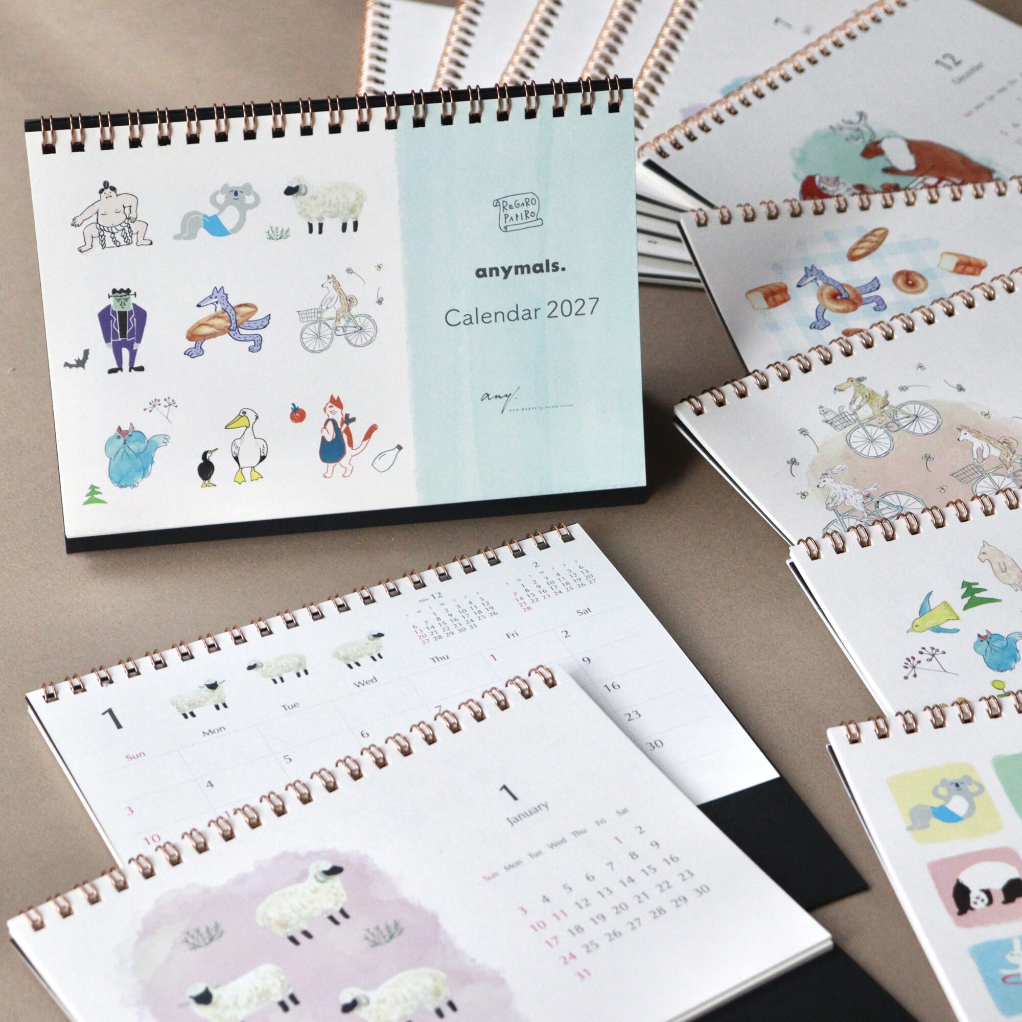 「anymals. calendar2027」any.paperのキャラクターたちが集まった卓上カレンダー！　絵柄が楽しめる表面、書き込みができて便利な裏面、両面使えるカレンダーになってます。