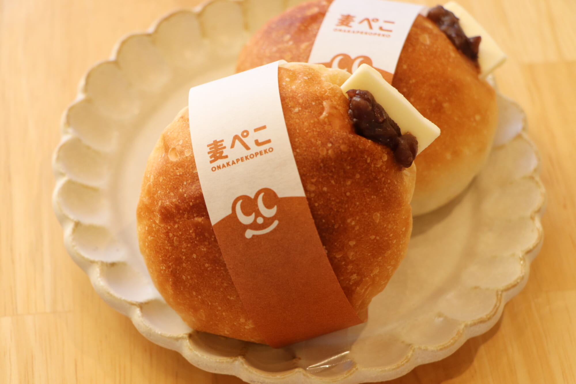 【あんバターまる】定番の食パン生地に、北海道産小豆を自家製で焚いた粒あんこをたっぷりと入れて、無塩バターと一緒に。