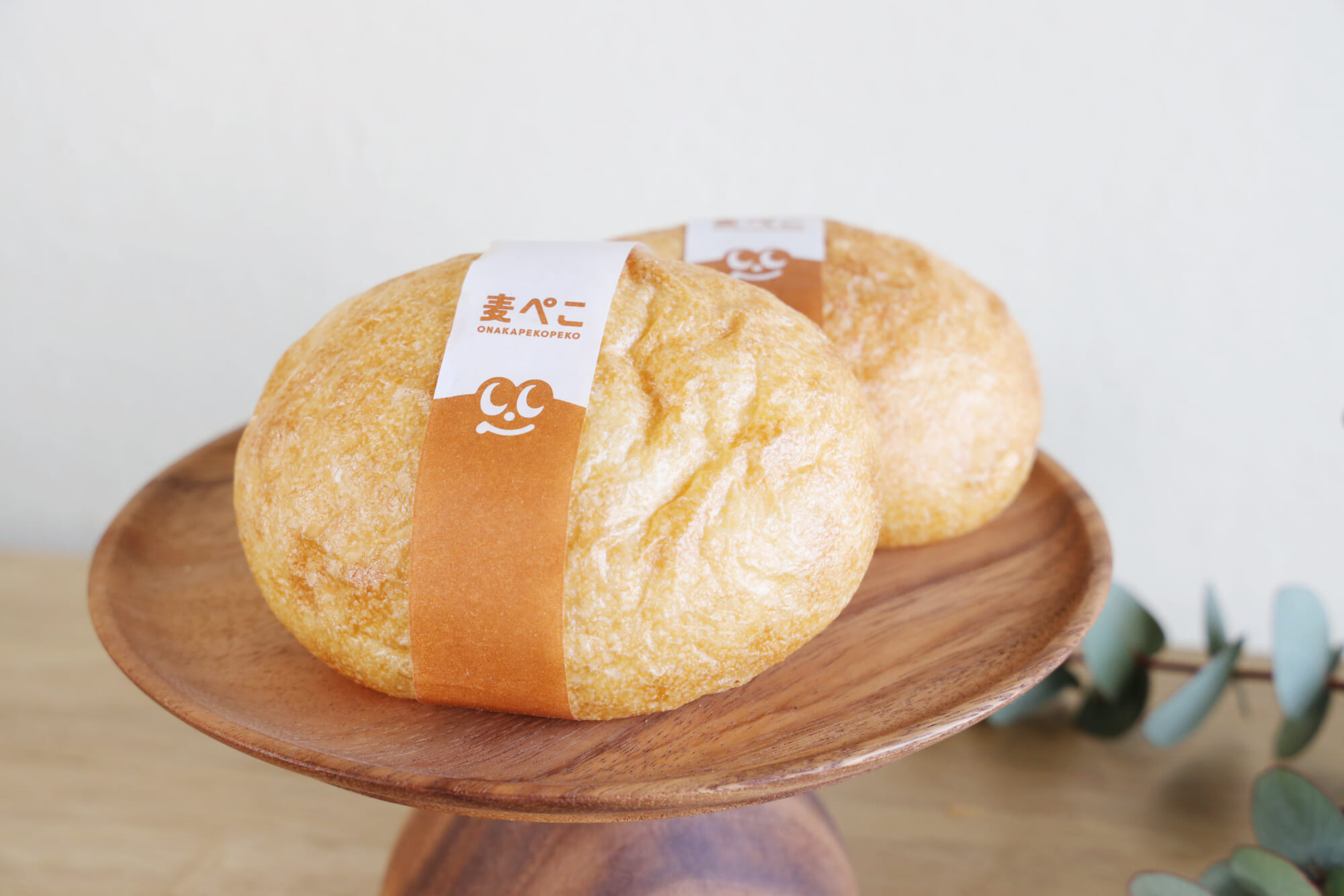 【麦ぺこ】希少価値の高い北海道産｢キタノカオリ｣を100%使用。周りは薄皮で、中はもちっの新感覚食感と小麦の甘みが楽しめます。