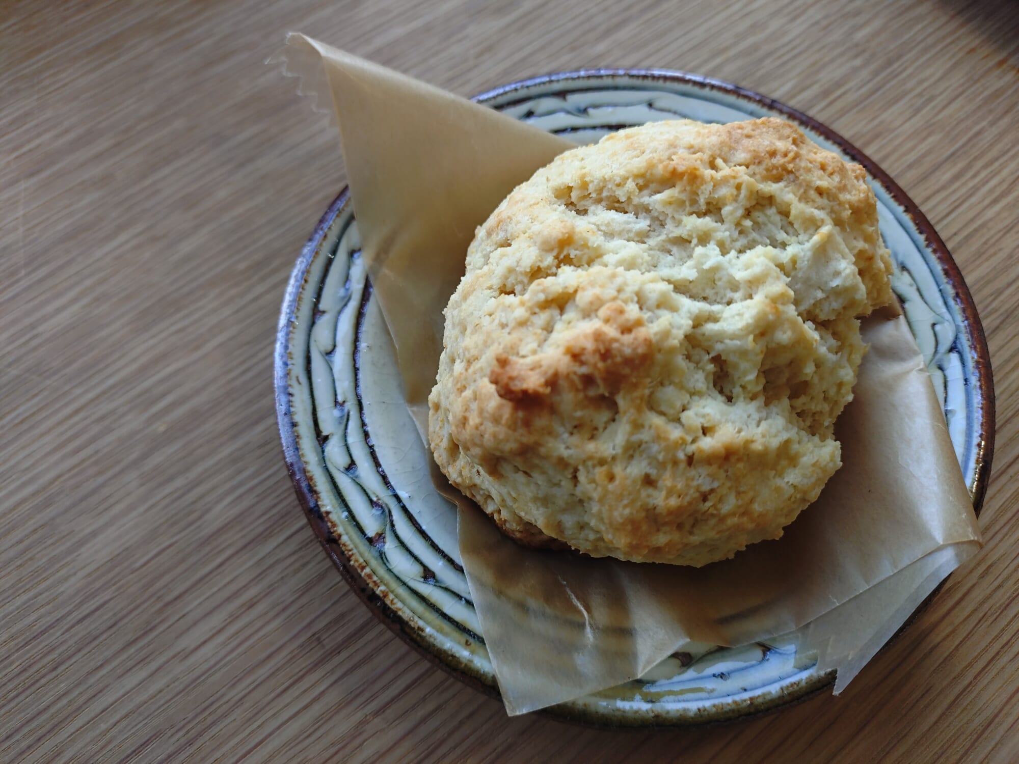 見た目は地味ですがきらりと光る美味しさのいぶしぎんスコーン。しっとり生地やざっくり生地などいろいろ。