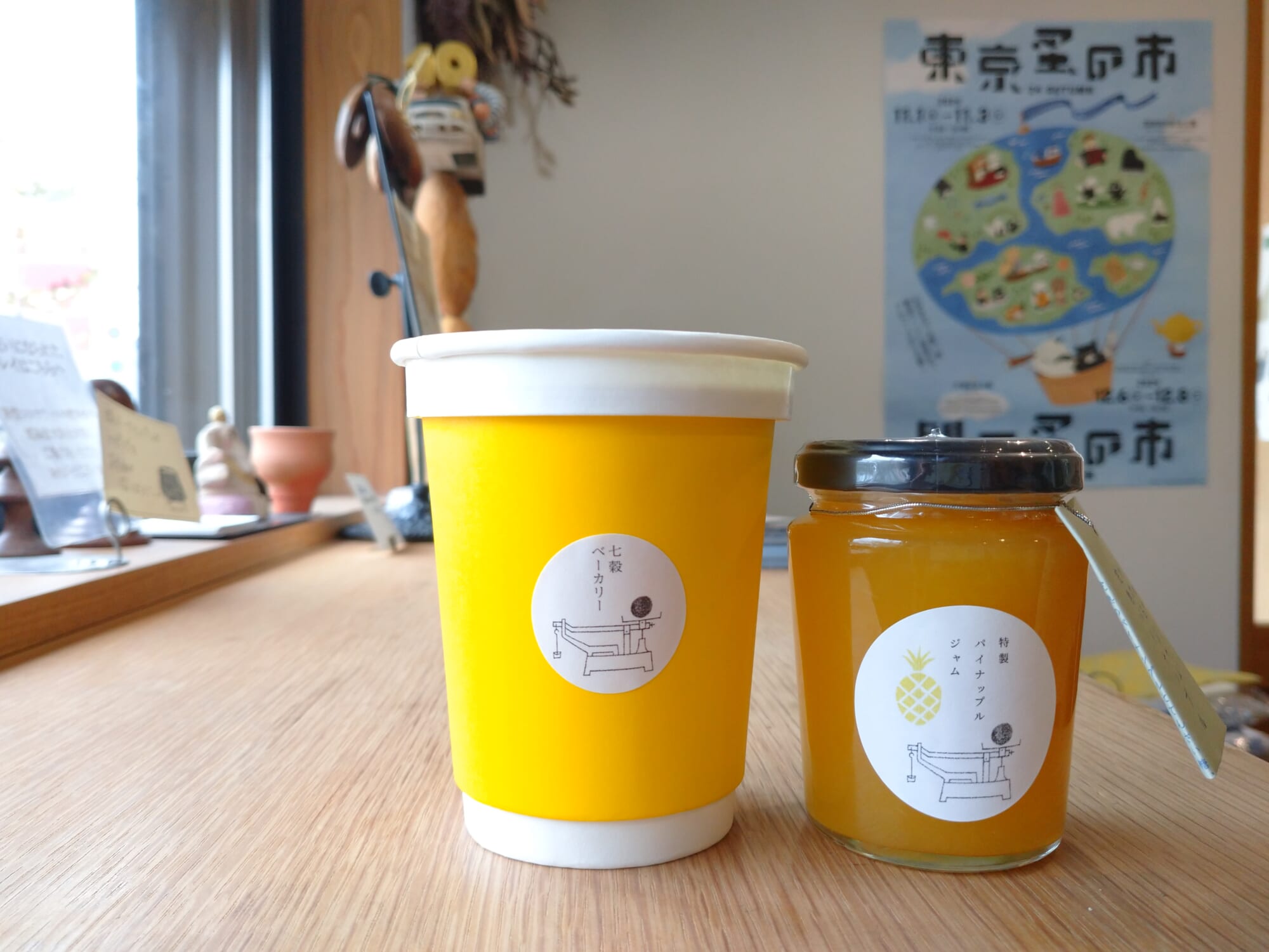 パイナップルの美味しさを活かした特製ジャムと、ジャムに生姜を加えた温かいドリンク。