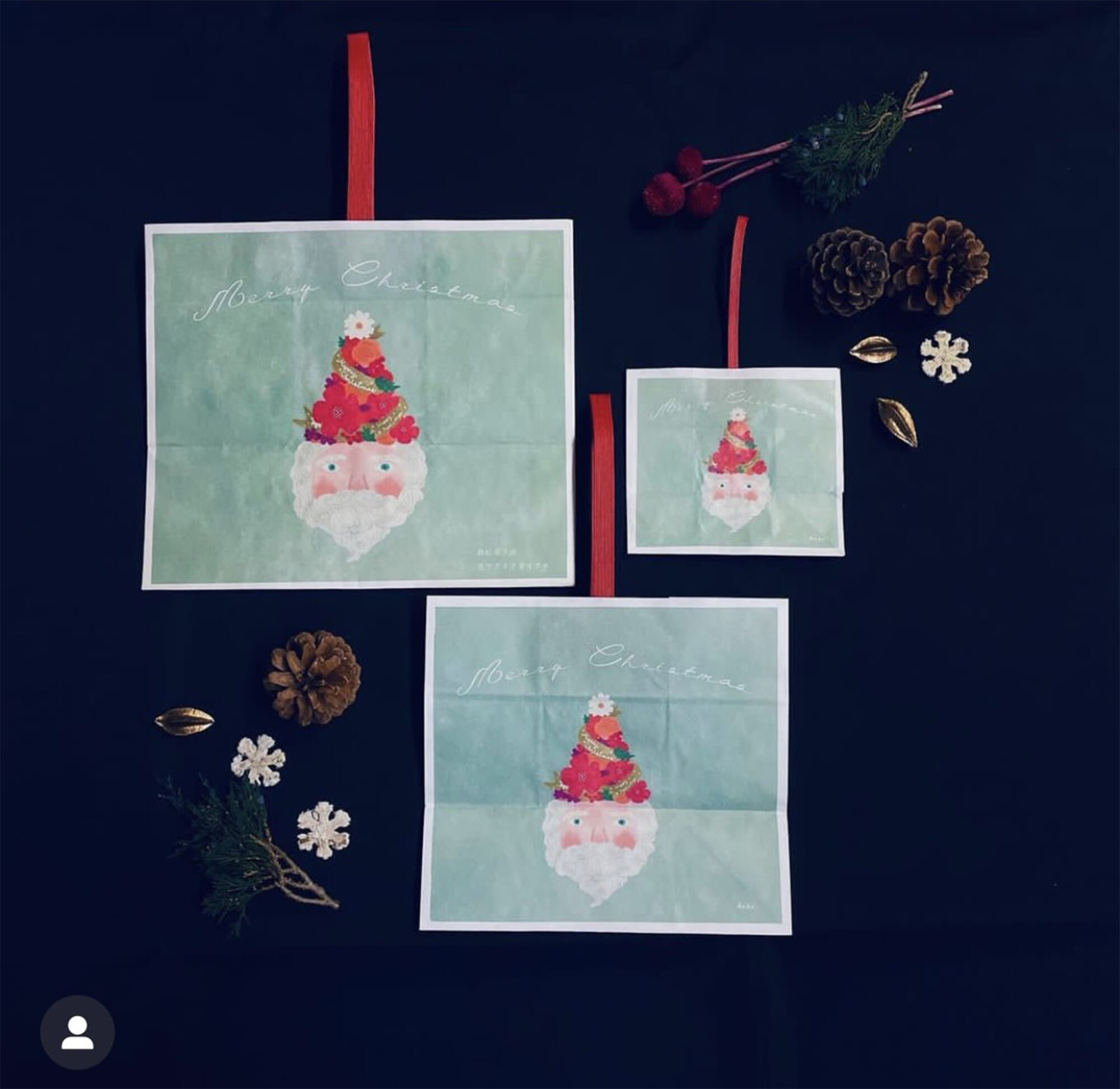 イラストレーターhoko.さんが描いた愛らしい「お花帽サンタ」お花の帽子が目を引くXmas気分たっぷりの可愛い紙袋です。