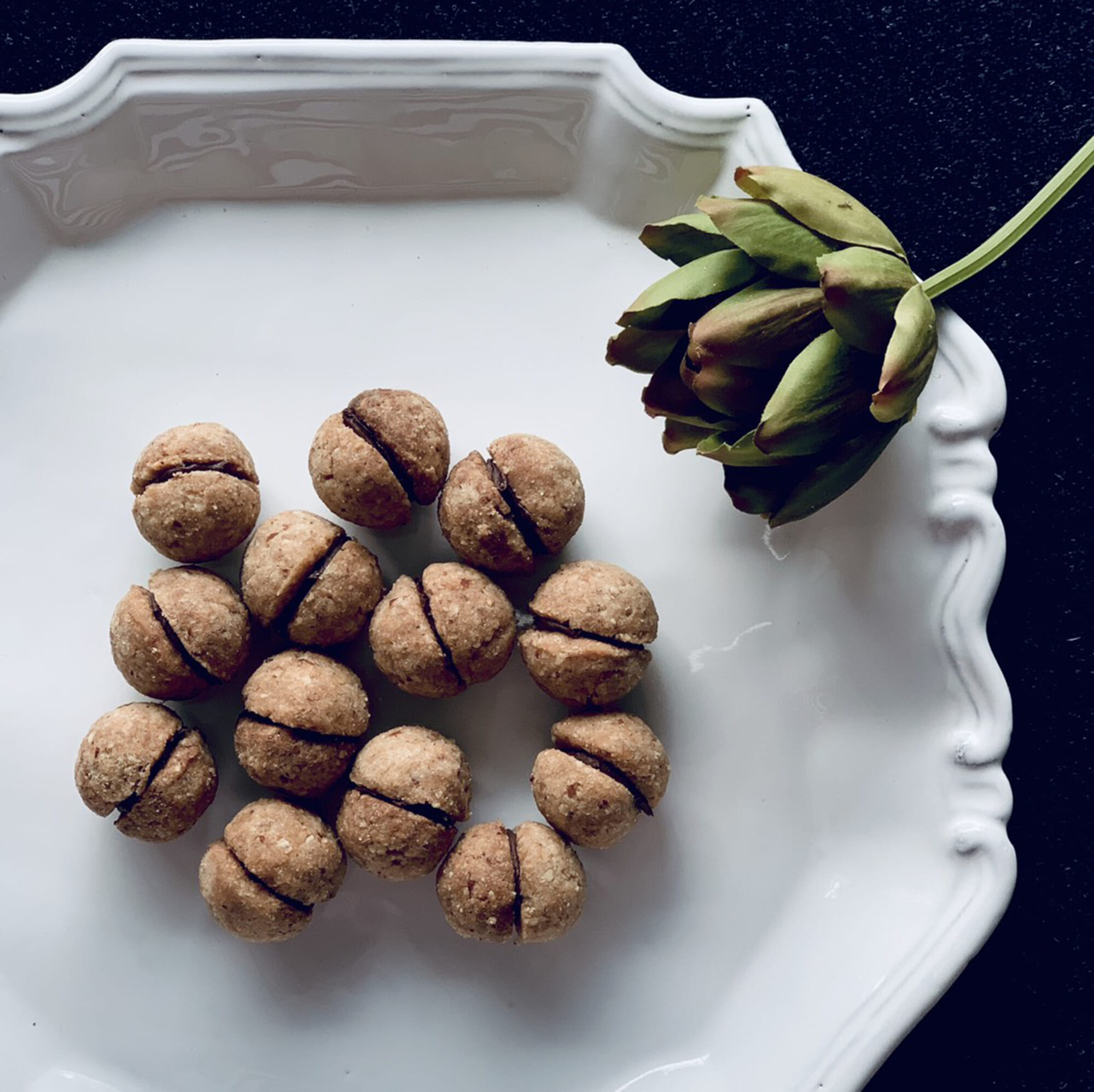 お米農家やまざきさんの玄米粉を使った焼き菓子。ちょっぴり大人のクーベルチュールチョコをサンドしました。
