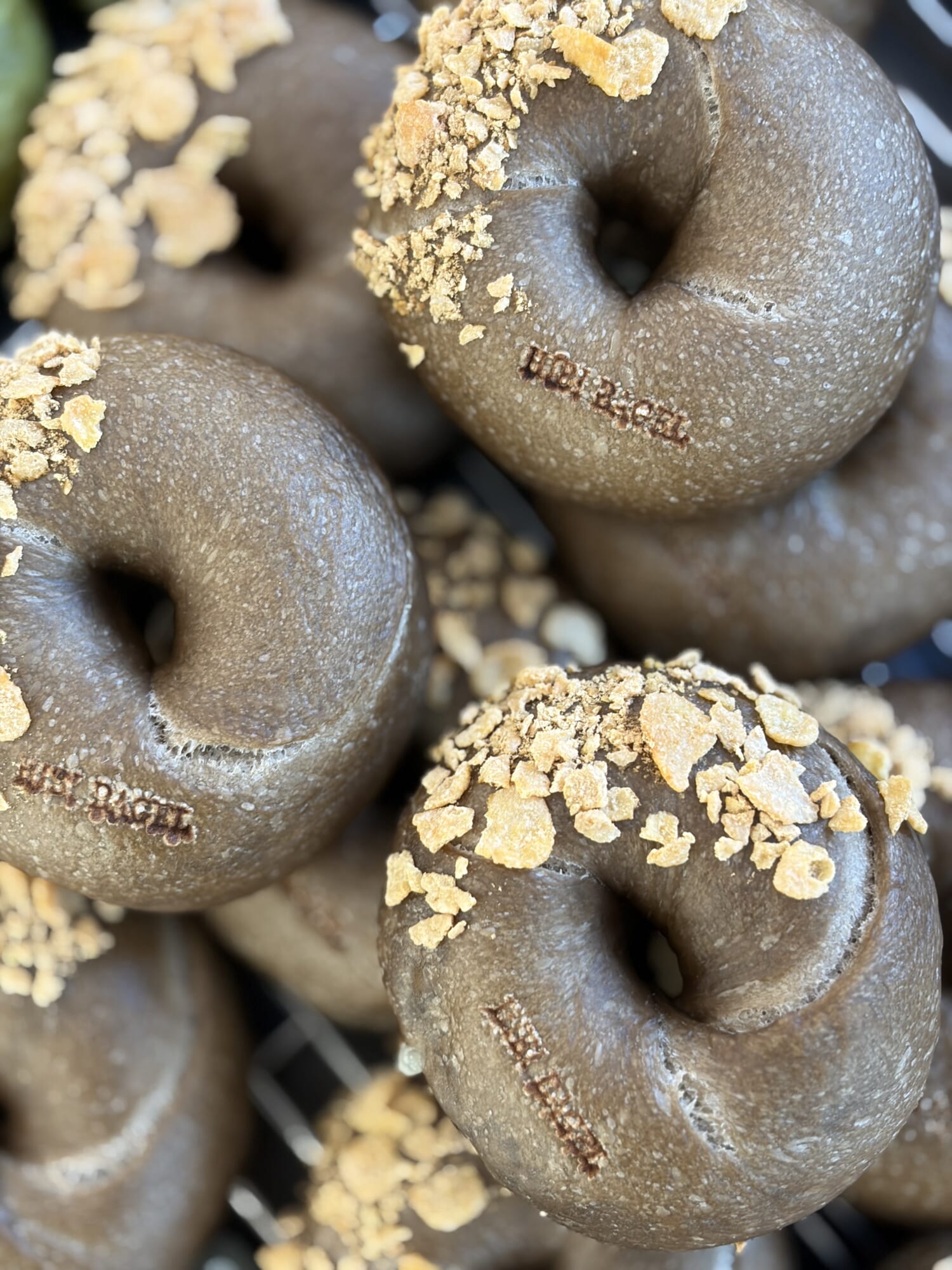 香りの良いほうじ茶の生地の中にはホワイトチョコと自家製のきな粉フィリング。温かいほうじ茶と一緒だと更に美味！