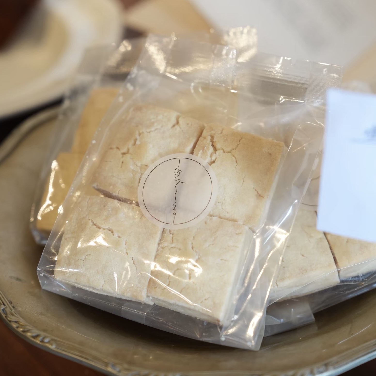 【塩ちんすこう】沖縄出身店主が作る一枚一枚手作りのちんすこう。バタークッキーのようなほろほろ食感が特徴。