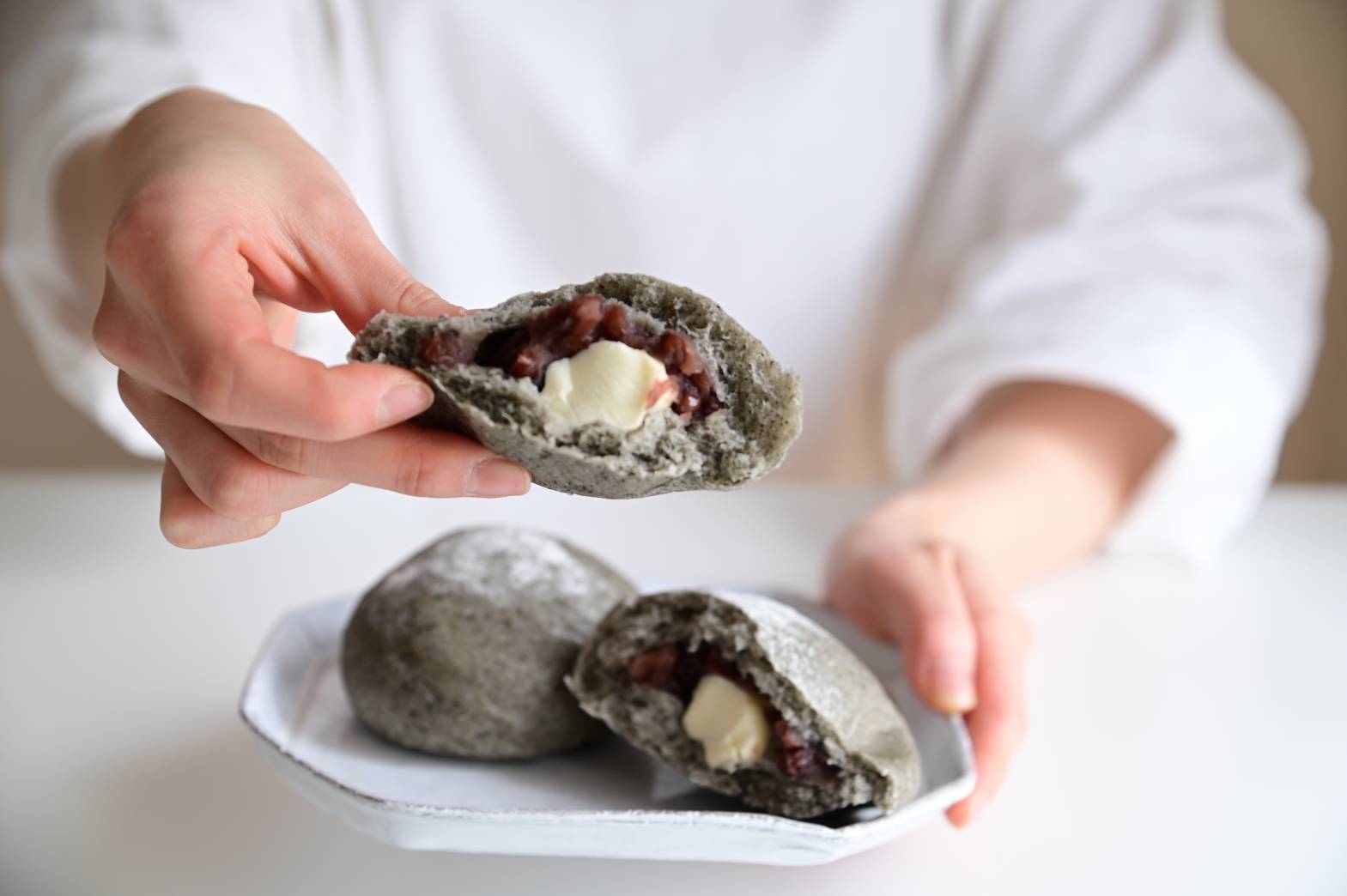 有機黒すりごまをふんだんに練り込み自家製の粒あんとクリームチーズを包んでいます。粒あんとクリームチーズの相性バッチリ！