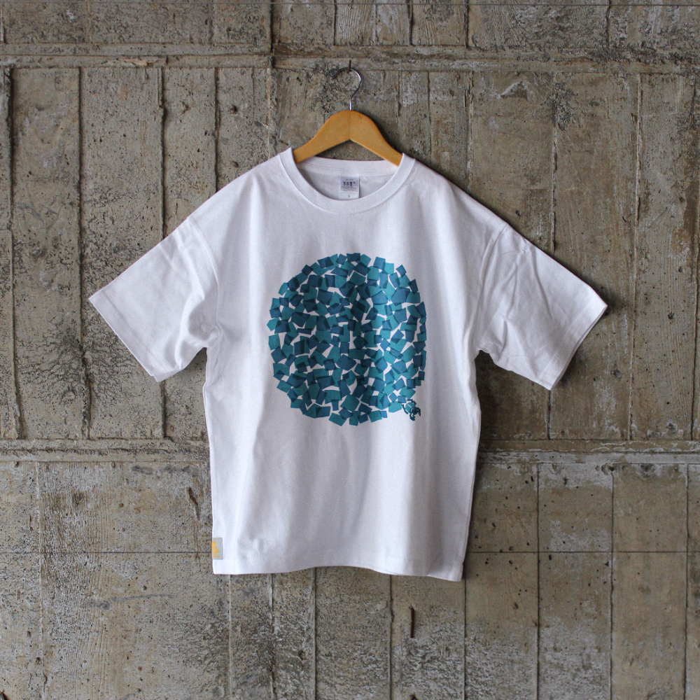 「Tシャツ」鮮やかな色味のフンコロガシ柄Tシャツです。